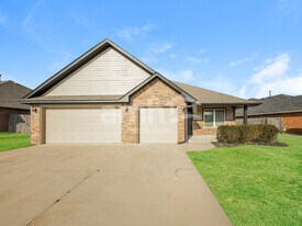 11217 NW 102nd St in Yukon, OK - Building Photo