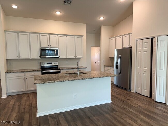 1712 SW 3rd Terrace in Cape Coral, FL - Foto de edificio - Building Photo
