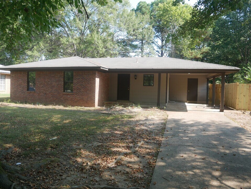 5640 Chapel Hill Dr in Horn Lake, MS - Building Photo