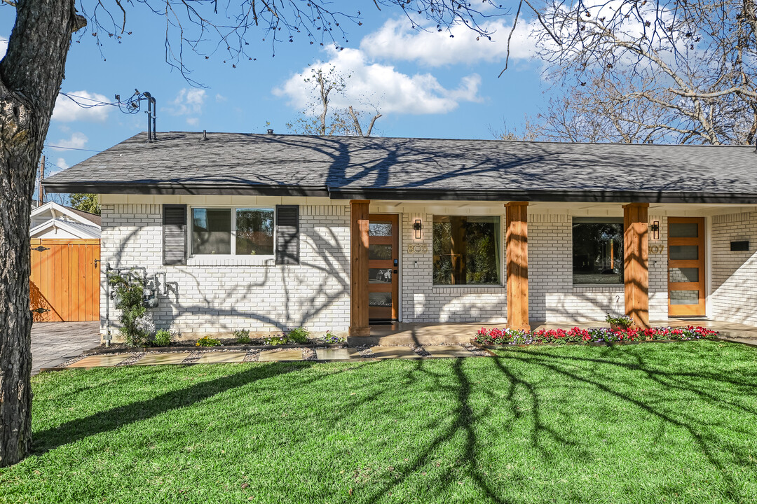 807 E 13th St in Georgetown, TX - Foto de edificio