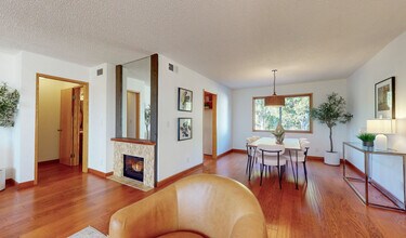 7727 Via Capri in Burbank, CA - Foto de edificio - Building Photo