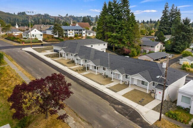 303 E Broadway Ave in Montesano, WA - Foto de edificio - Building Photo