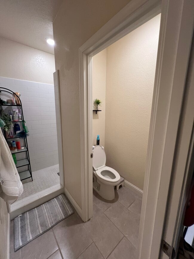 432 Noble Dr in Merced, CA - Foto de edificio - Building Photo