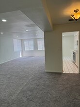5050 Coldwater Canyon Ave, Unit 309 in Sherman Oaks, CA - Foto de edificio - Building Photo