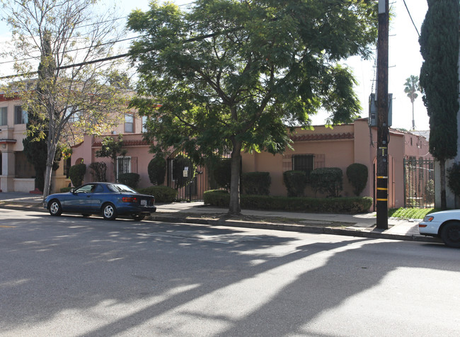 4760 Franklin Ave in Los Angeles, CA - Building Photo - Building Photo