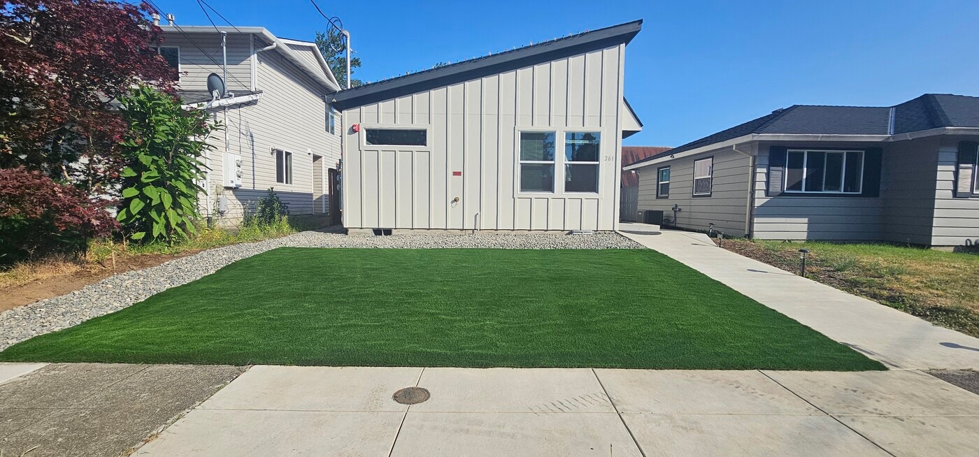 275 Ipswich St, Unit 261A in Gladstone, OR - Building Photo