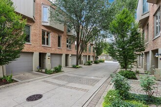 106 Frank Lloyd Wright Ln in Oak Park, IL - Building Photo - Building Photo