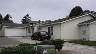 237 Cypress St in Brookings, OR - Building Photo