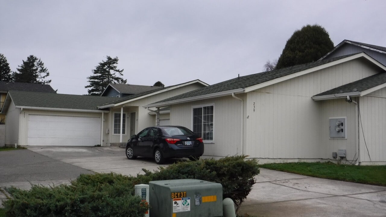 237 Cypress St in Brookings, OR - Building Photo