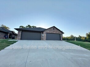 304 Chalk Hill Ct in Edmond, OK - Building Photo - Building Photo