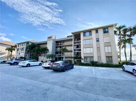 4620 NE Sandpebble Trce in Stuart, FL - Building Photo