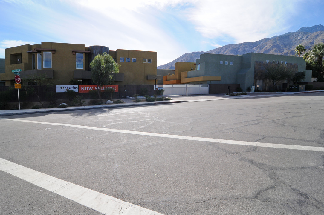 217 W Via Escuela in Palm Springs, CA - Building Photo