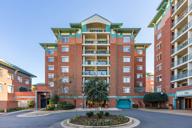 Colecroft Station Condominiums in Alexandria, VA - Building Photo - Building Photo