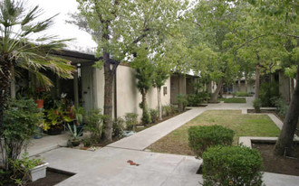 Maroa Lanai Apartments in Fresno, CA - Building Photo