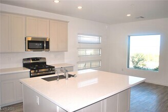 896 Kings Clf Ln in Las Vegas, NV - Building Photo - Building Photo