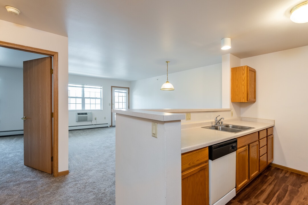 Algonquin Manor in Brown Deer, WI - Foto de edificio