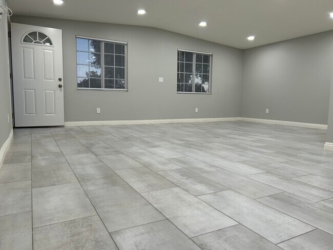 4221 W Roberts Dr, Unit B