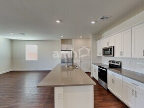 556 Topiary Pk Ave in Las Vegas, NV - Foto de edificio - Building Photo