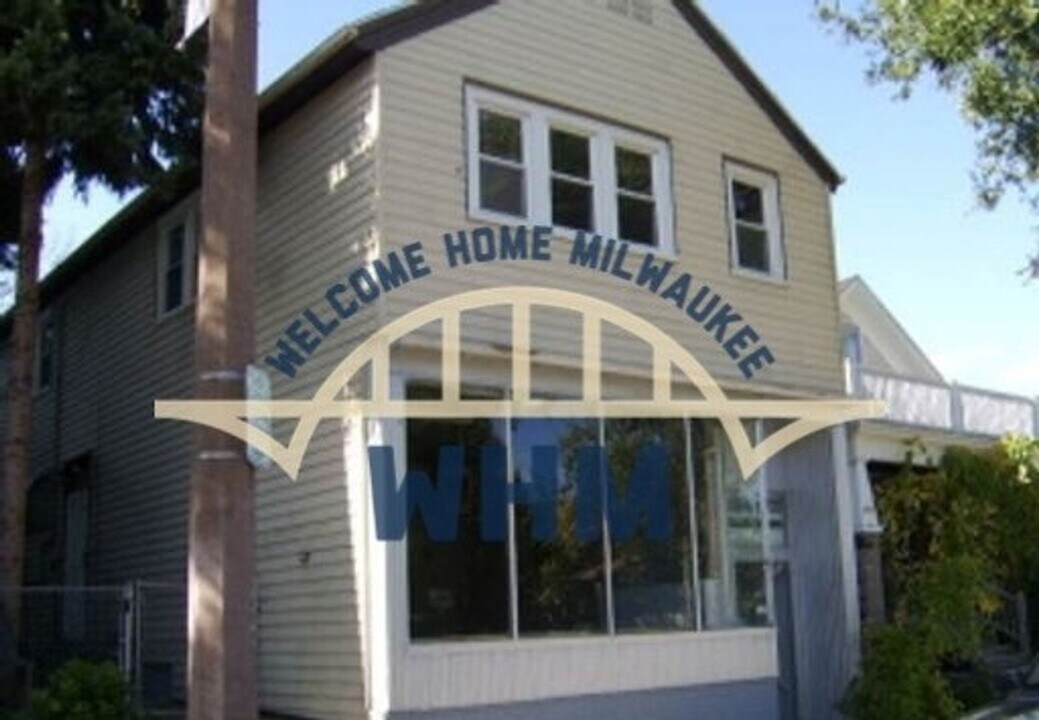 2417 S Howell Ave in Milwaukee, WI - Building Photo