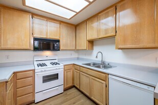 Kester Village in Sherman Oaks, CA - Building Photo