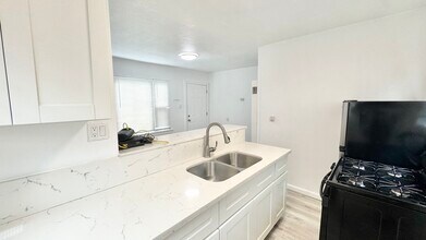 536 W 48th St in Los Angeles, CA - Building Photo - Building Photo