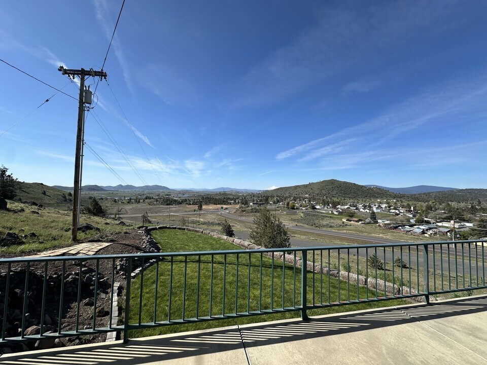 3610 OR-140 in Klamath Falls, OR - Building Photo