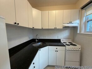 2018 Commonwealth Ave, Unit 33 in Boston, MA - Foto de edificio - Building Photo