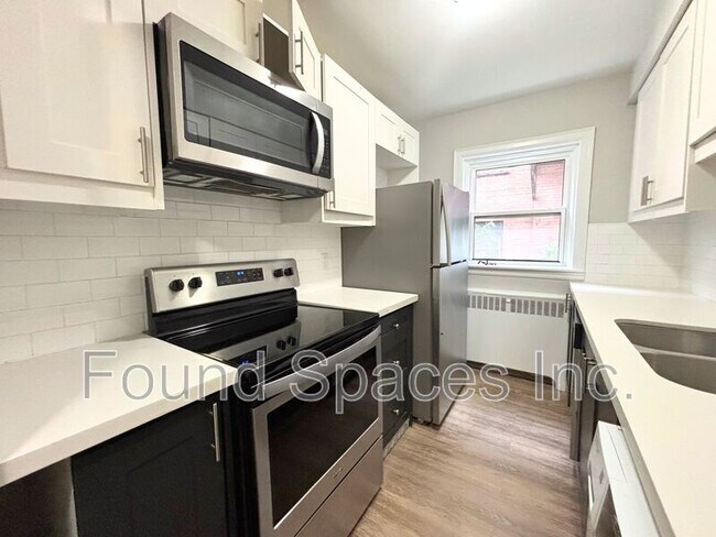 1024 King St E in Hamilton, ON - Building Photo - Building Photo