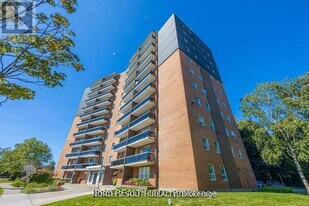 3145-3145 Queen Frederica Dr in Mississauga, ON - Building Photo