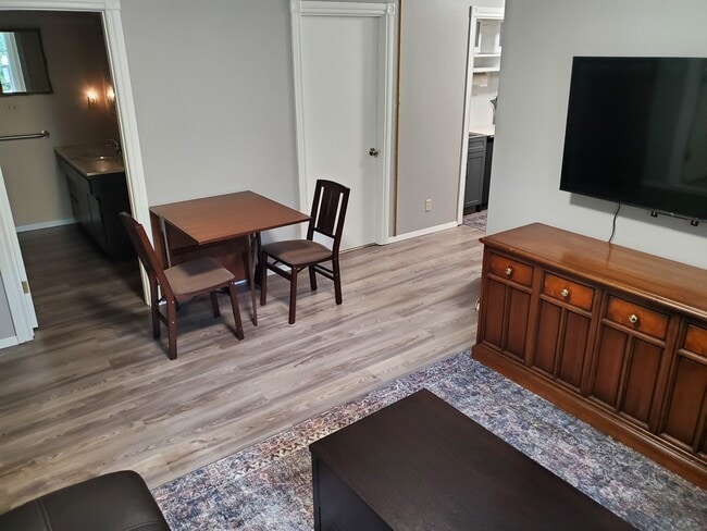 16057 NE 6th St in Bellevue, WA - Building Photo - Building Photo