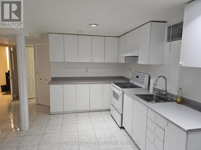 21 Wayne Nicol Dr in Brampton, ON - Building Photo - Building Photo