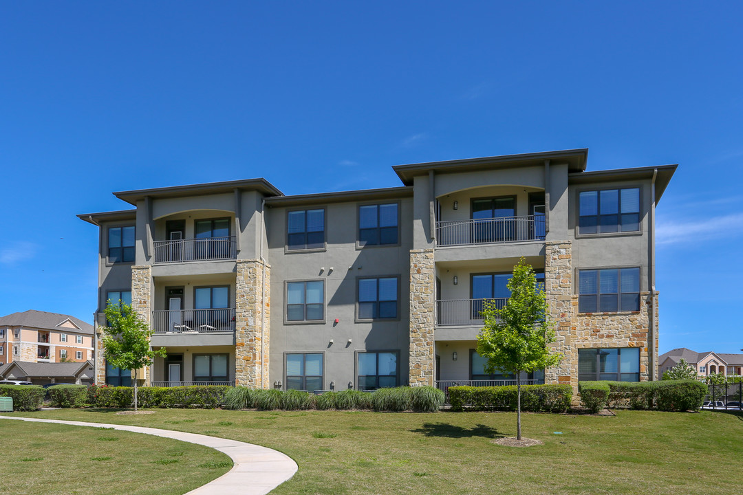 Savannah Oaks in San Antonio, TX - Building Photo