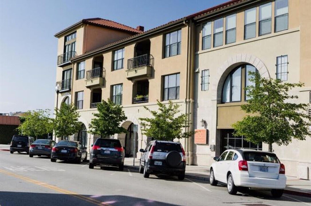 1001 Laurel St in San Carlos, CA - Building Photo