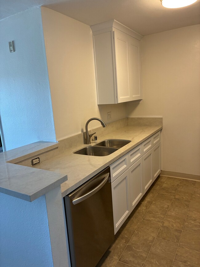 6151 Rancho Mission Rd, Unit 209 in San Diego, CA - Building Photo - Building Photo