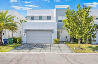 10373 NW 68th Ter in Doral, FL - Building Photo