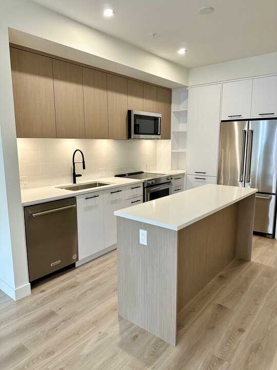 2635 King George Blvd in Surrey, BC - Building Photo