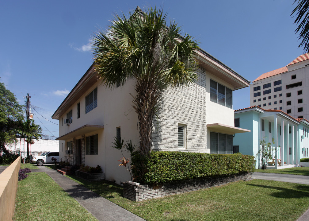 111 Antiquera Ave in Miami, FL - Building Photo