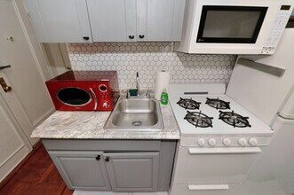315 E 77th St in New York, NY - Building Photo - Building Photo