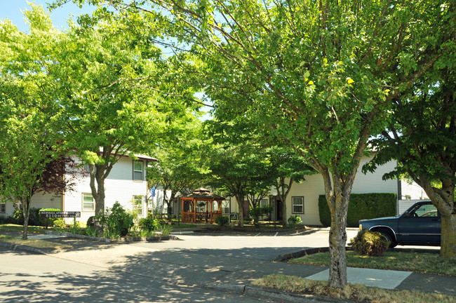 Nawikka Court in Portland, OR - Building Photo - Building Photo