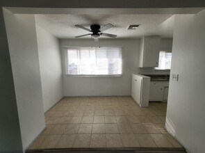 704 S Fir Ave in Inglewood, CA - Building Photo - Building Photo