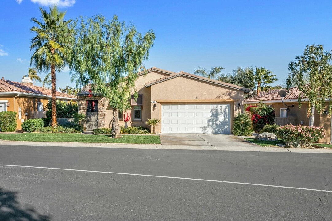 40 Shoreline Dr in Rancho Mirage, CA - Building Photo