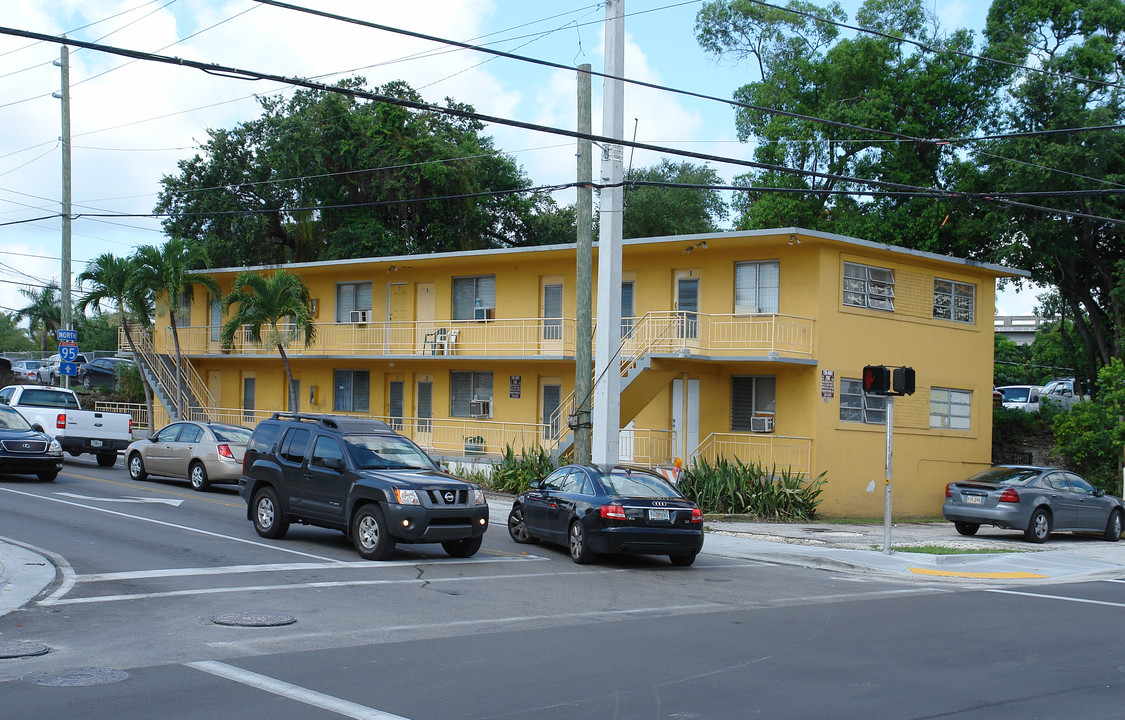 302 SW 7th St in Miami, FL - Building Photo