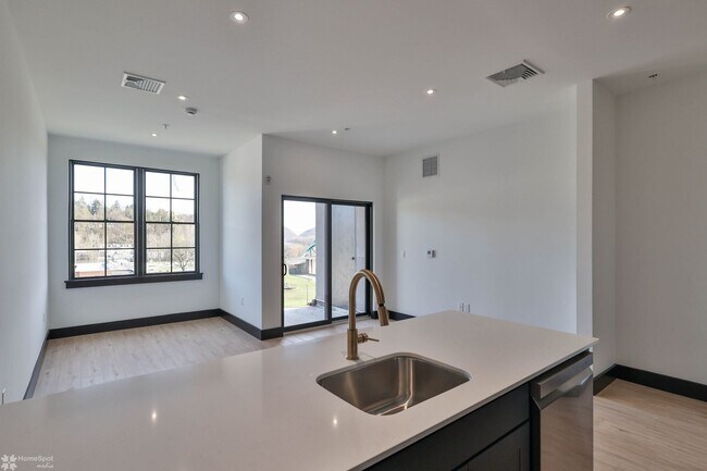 41 Larry Holmes Dr-Unit -Studio in Easton, PA - Building Photo - Building Photo