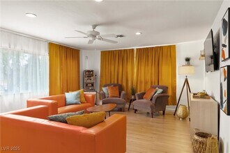 1013 Francis Ave in Las Vegas, NV - Foto de edificio - Building Photo