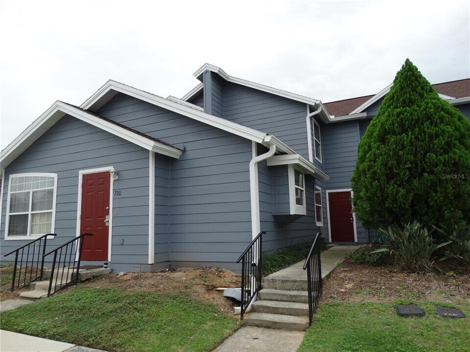 720 Caribbean Dr in Davenport, FL - Building Photo