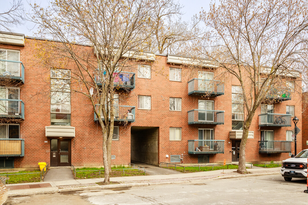 2025 Grand Trunk St in Montréal, QC - Building Photo