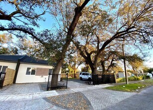 9995 NW 23rd Ave in Miami, FL - Foto de edificio - Building Photo