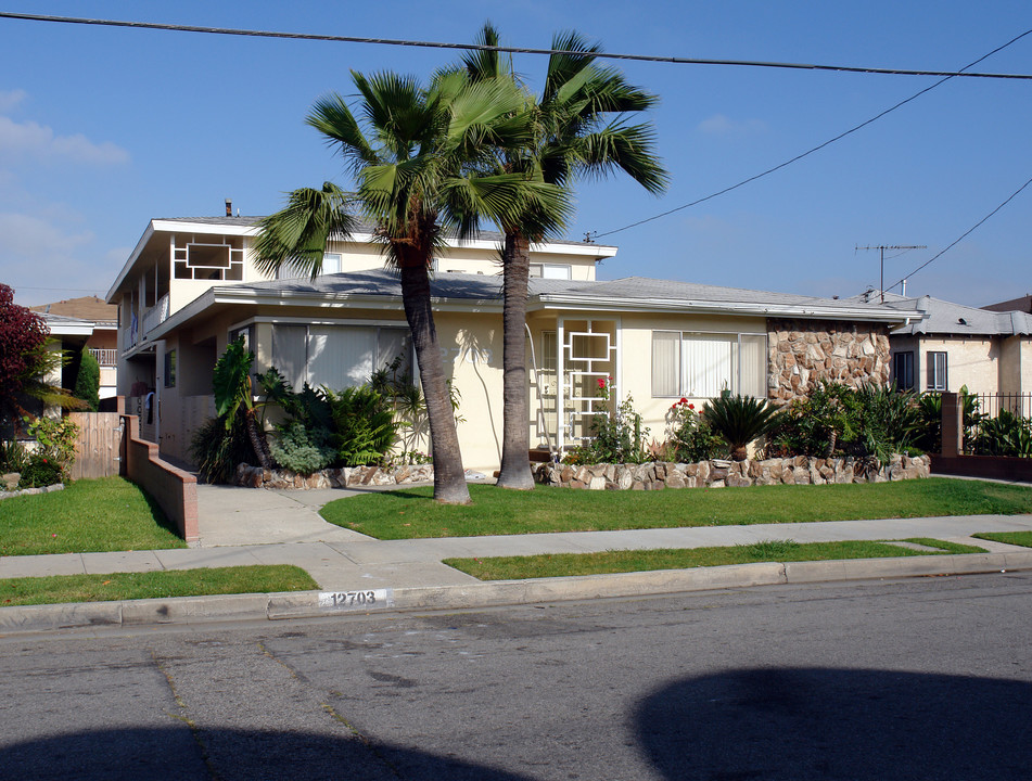 12703 Oxford Ave in Hawthorne, CA - Building Photo