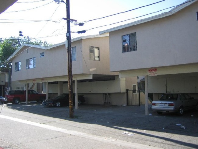 Hartland Apartments in Winnetka, CA - Foto de edificio - Other