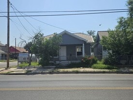 1319 Santa Maria Ave in Laredo, TX - Building Photo